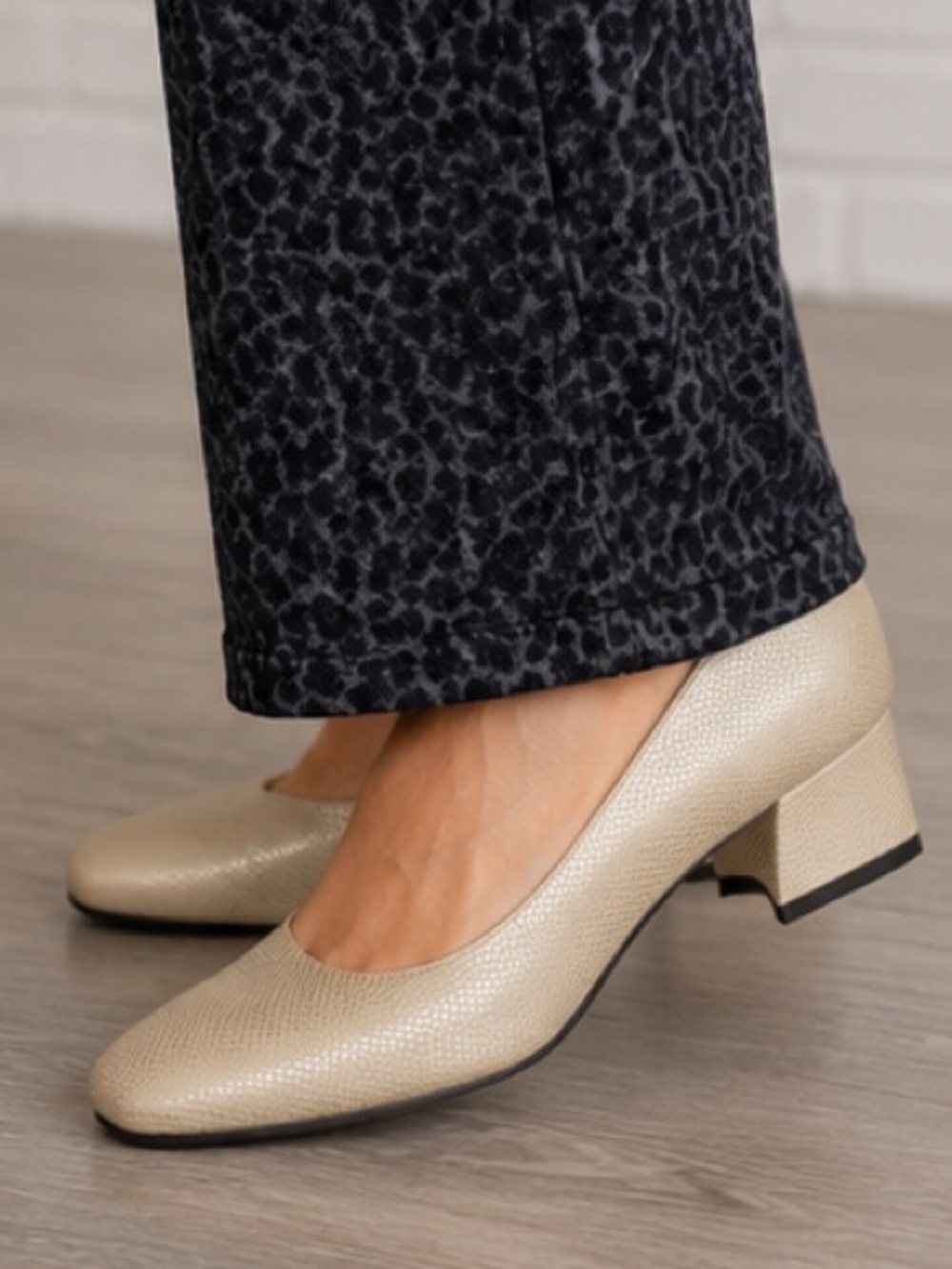 Vintage Stuart Weitzman leather Creme block heel shoes Size 8.5 Narrow fit